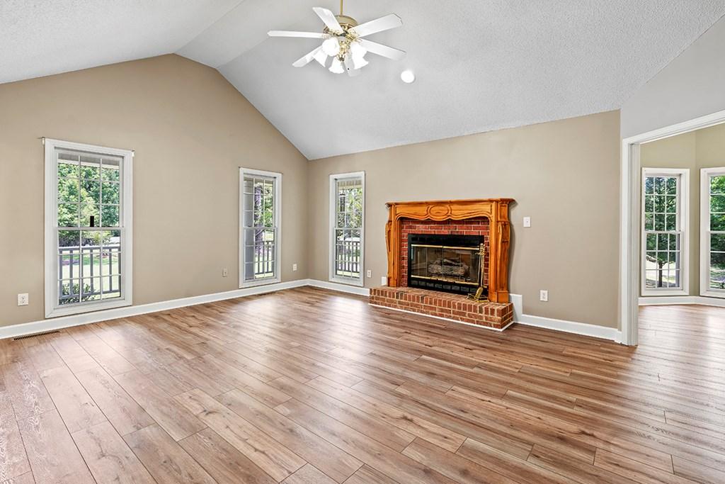 Image 4: Living Room