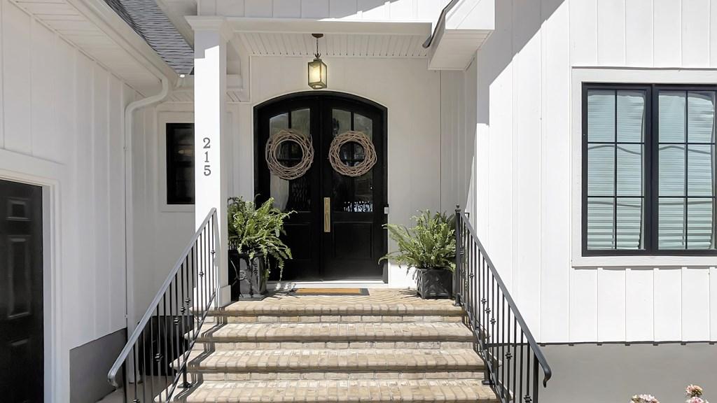 Image 3: Double Front Entry