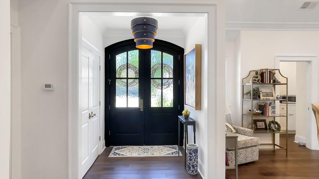 Image 4: Foyer