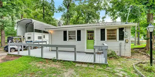 877 Lakeshore Drive
