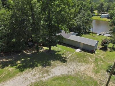 93 Lakeshore Dr