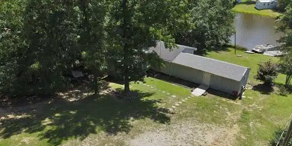 93 Lakeshore Dr