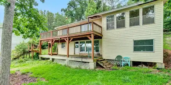 907 Lakeshore Drive
