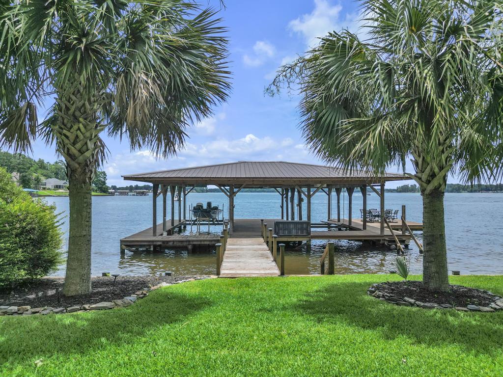 Image 2: 2 Boat lifts, 2 jet ski ramps, year round water an