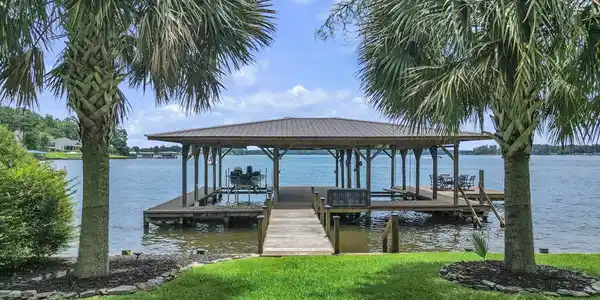 Image 2: 2 Boat lifts, 2 jet ski ramps, year round water an