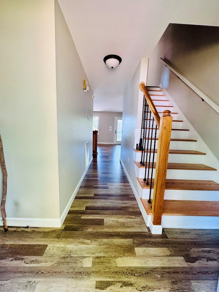 Image 4: FOYER