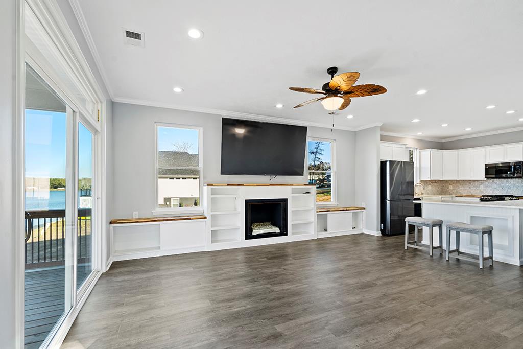 Image 4: Living Room