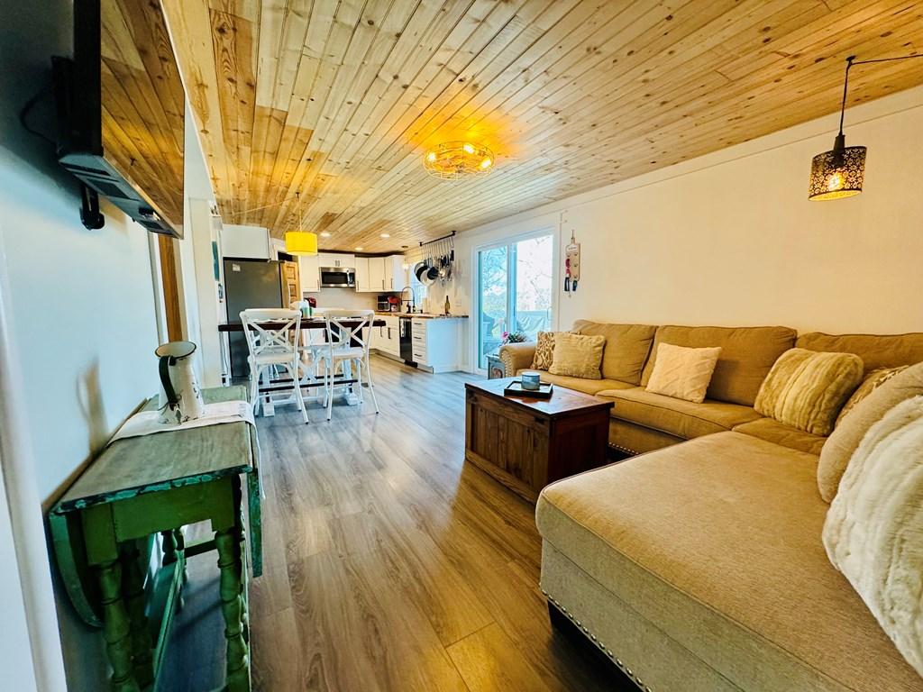 Image 3: LIVING ROOM