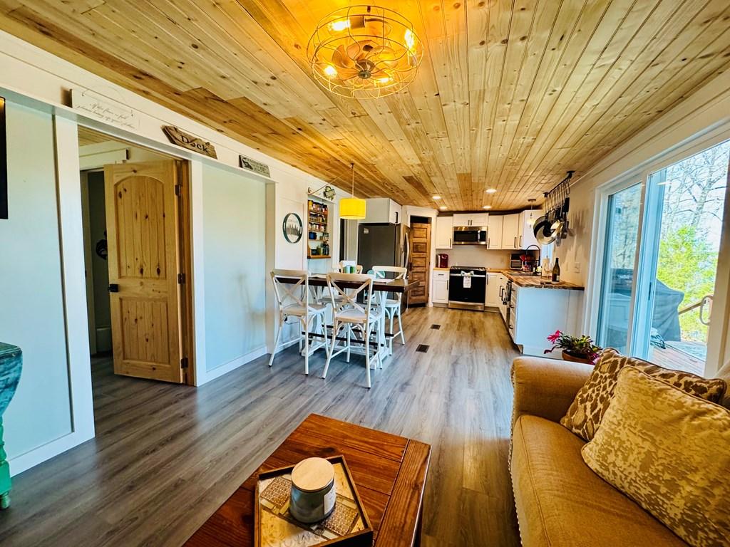 Image 4: LIVING ROOM