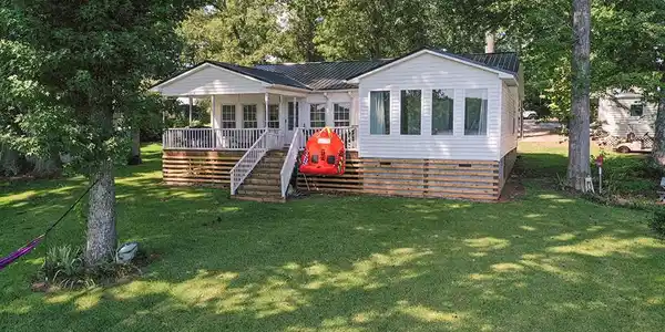 995 Lakeshore Dr