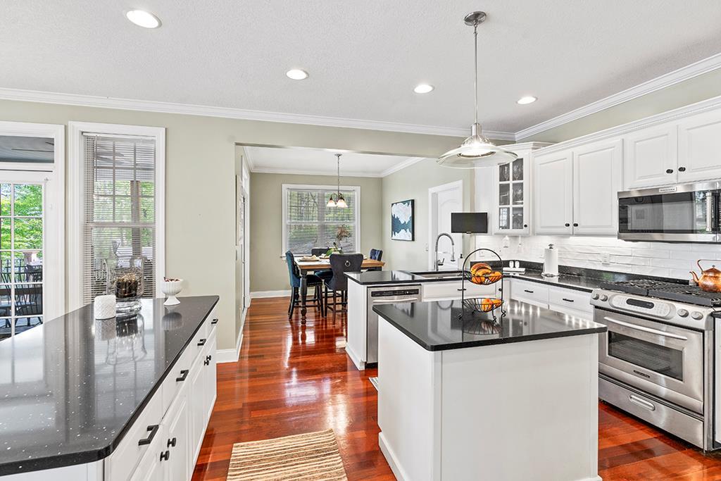 Image 4: Kitchen