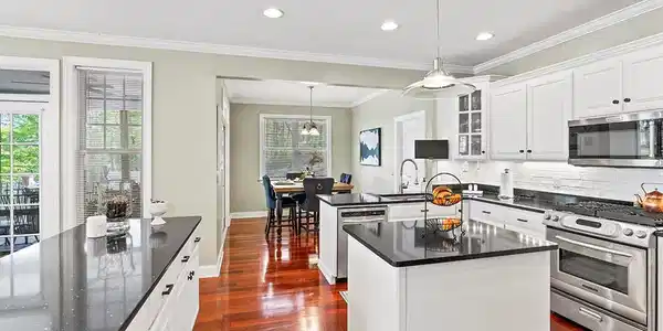 Image 4: Kitchen