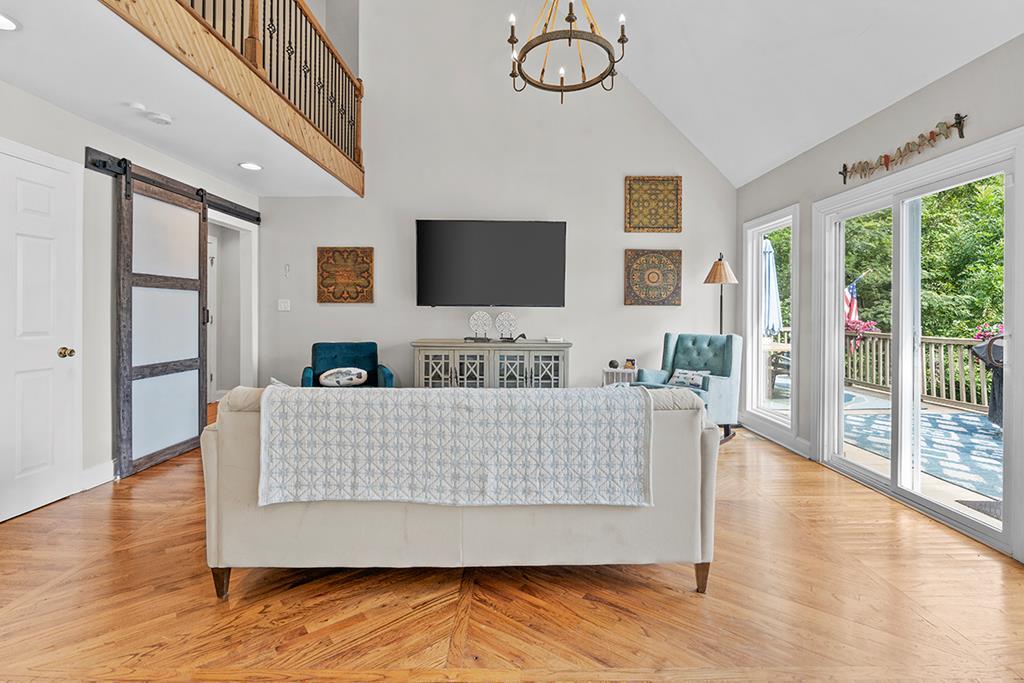Image 3: Living Room