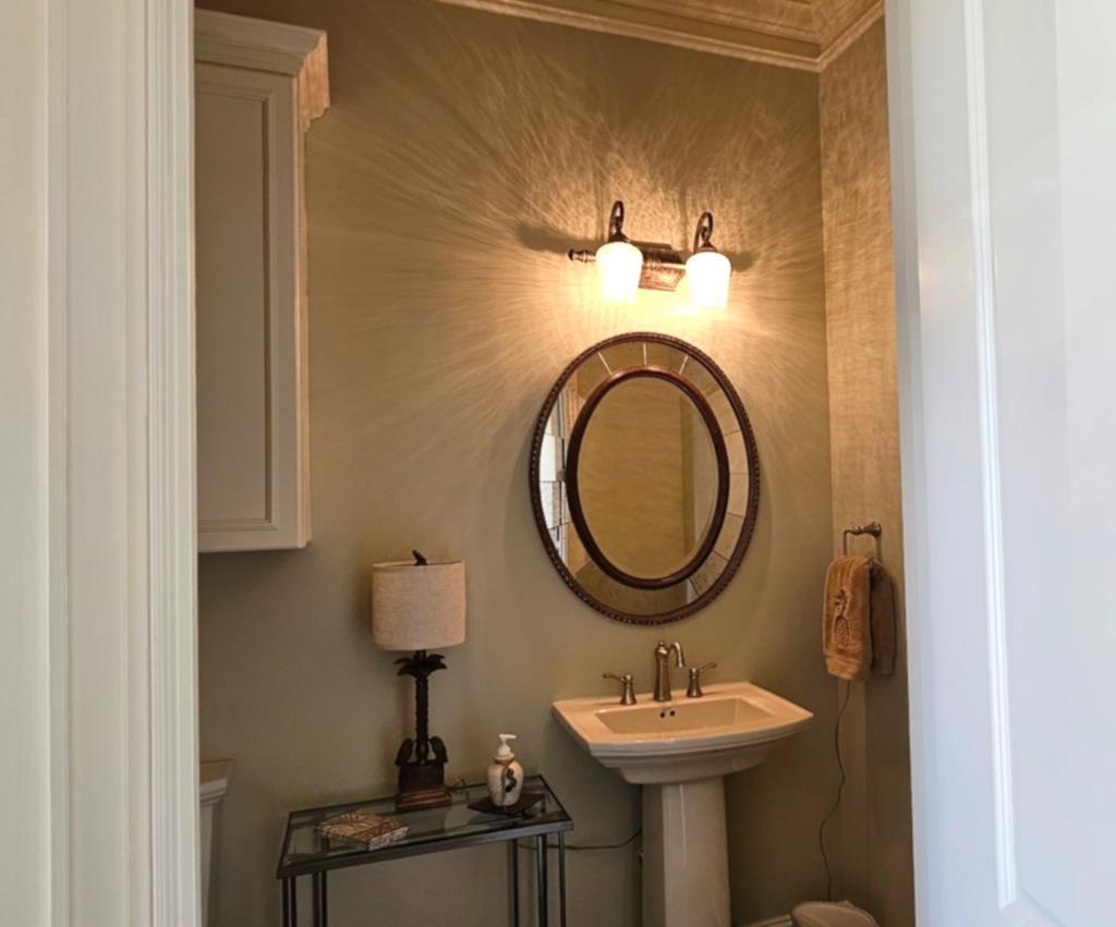 Image 4: Powder Room