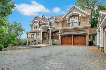 656 Lakeside Ave