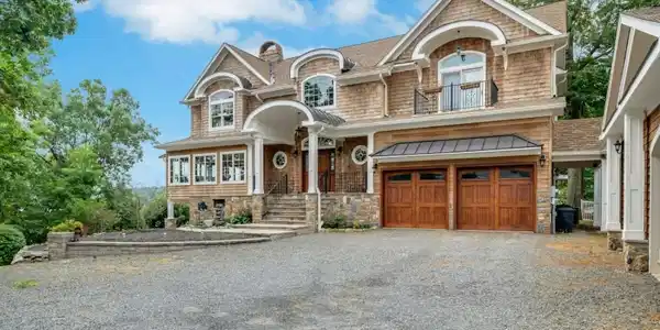 656 Lakeside Ave