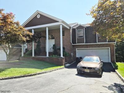 8 Beacon Hill Commons