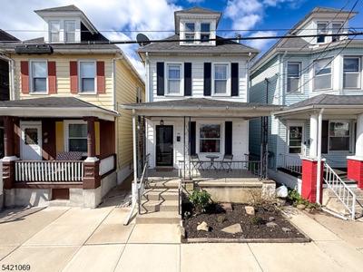 82 Evelyn Ave