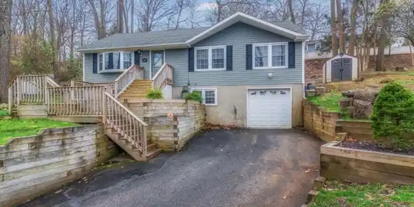 28 Iroquois Ave