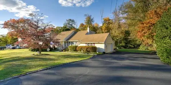 9 Commodore Dr
