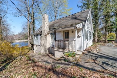 48 Lakeside Trl
