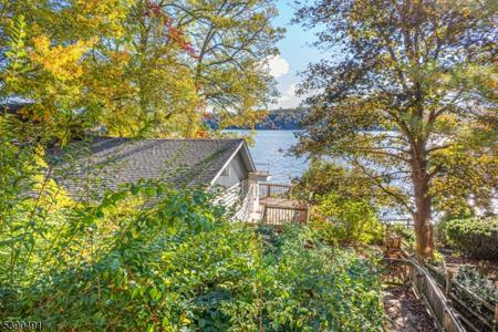 2102 Lakeside Dr