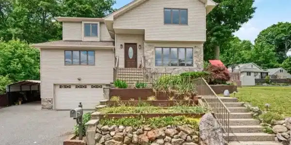 8 Oakwood Rd