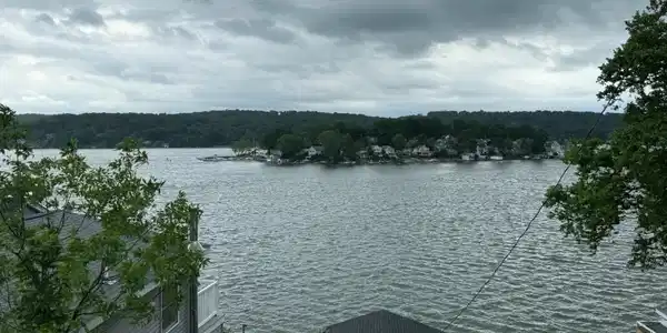 225 Lakeside Blvd