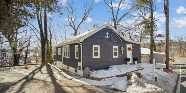 334 Lakeside Ave