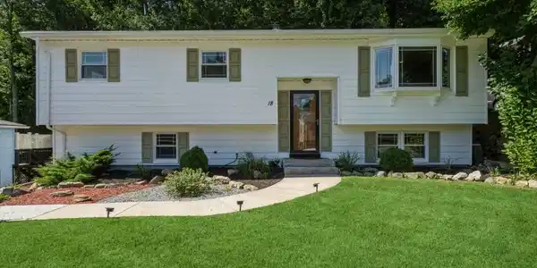 18 Holiday Dr