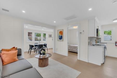 6 Passaic Dr