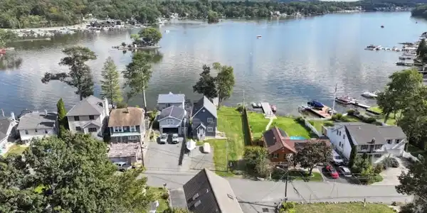 24 Shore Rd