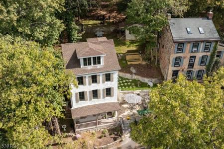 12 Weeden St
