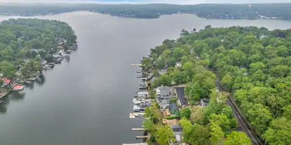 413 Lakeside Blvd