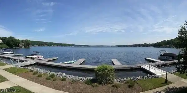 39 Lakeshore Dr