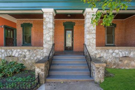 90 Lewis St