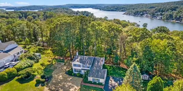 16 Colonial Circle Dr