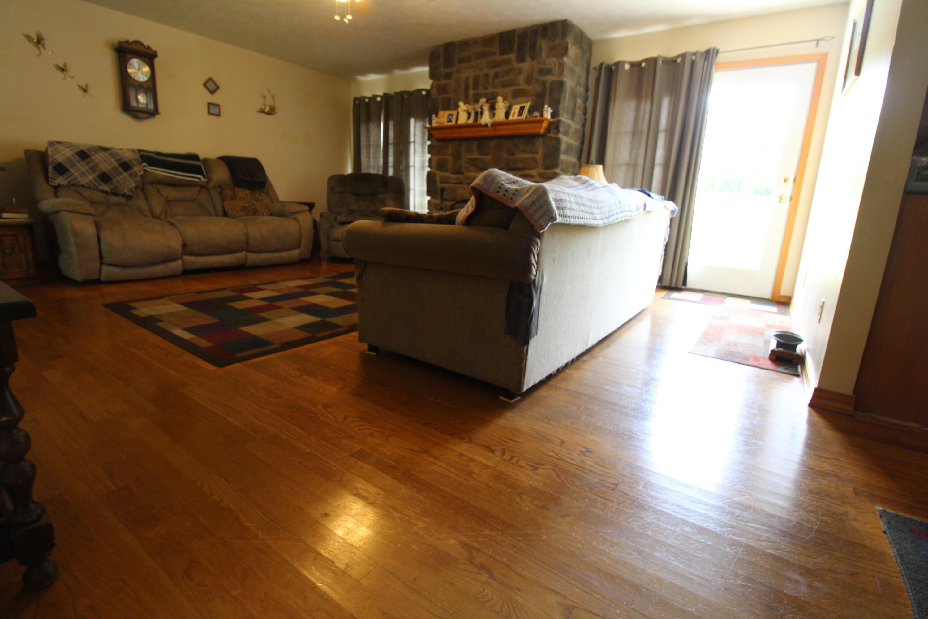 Image 3: Living Room