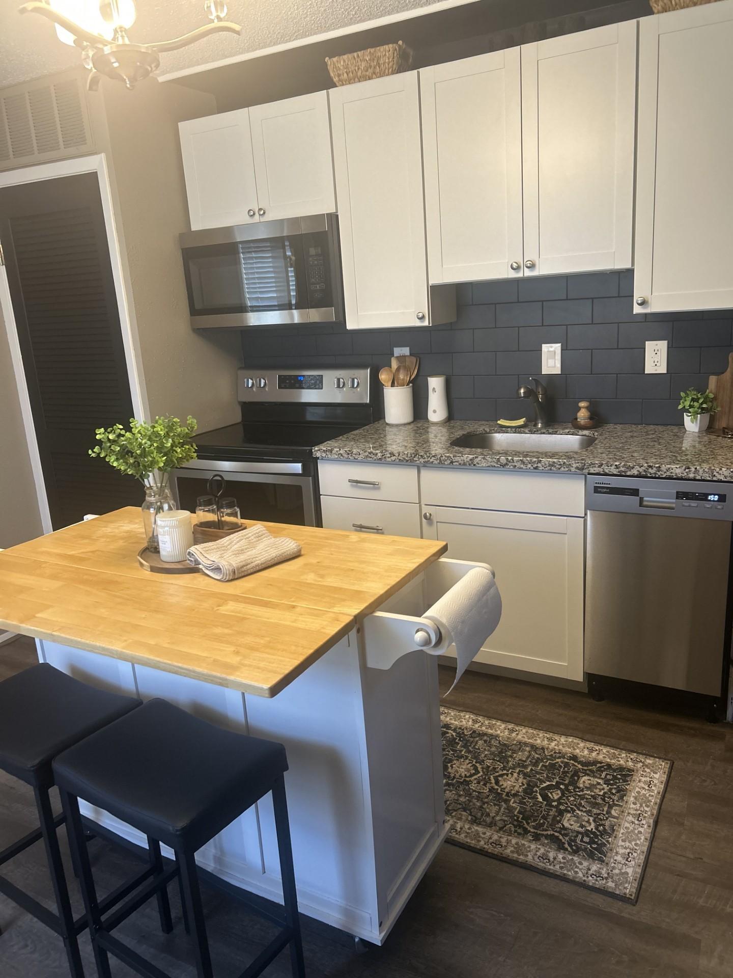 Image 3: Kitchen with island, perfect for entertaining!