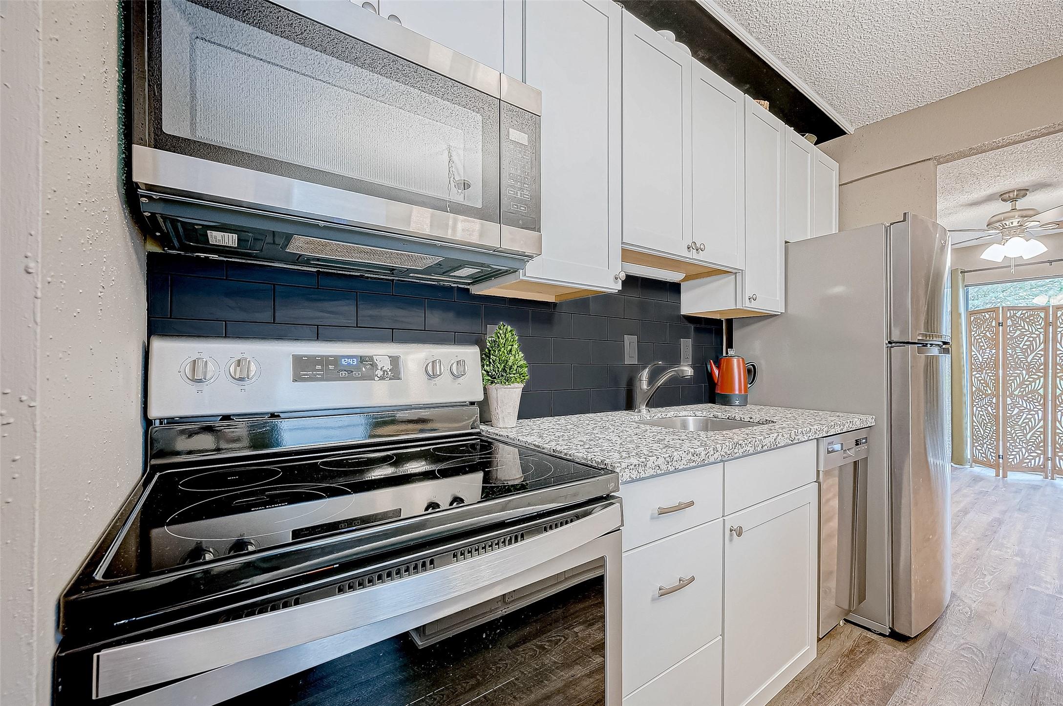 Image 4: Beautiful kitchen!