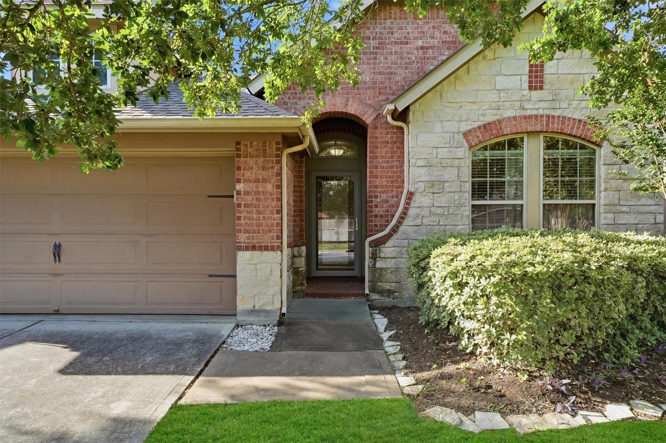 Image 3: Beautiful stone and brick front
