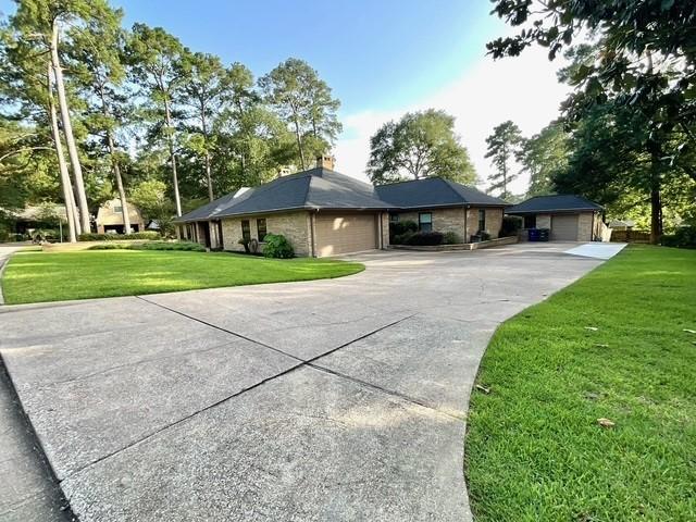 Image 3: Extra large Driveway that can fit up to 10 cars.