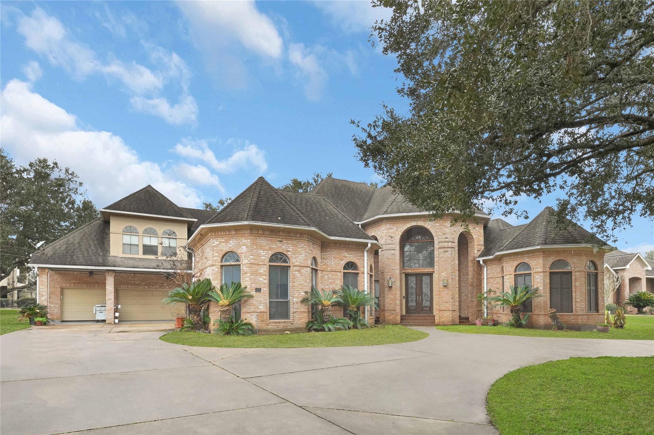 Image 3: Boasting 4 spacious bedrooms and 3.1 baths, this r