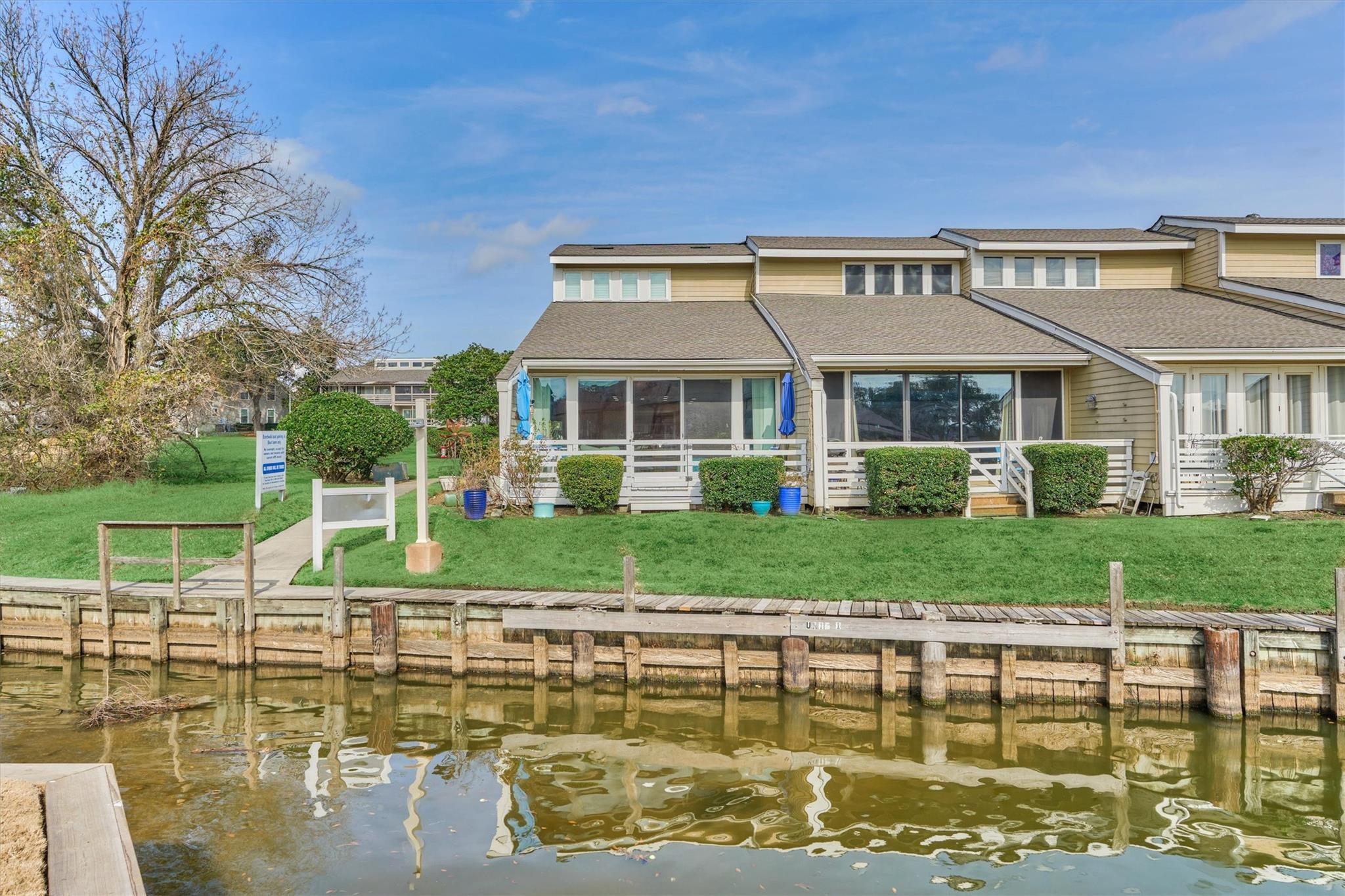 Image 4: This condo is located right on Lake Conroe in the