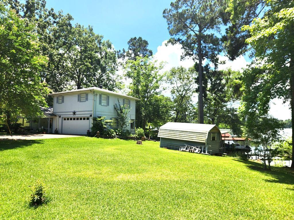 Image 3: WATERFRONT with plenty of elbow room!