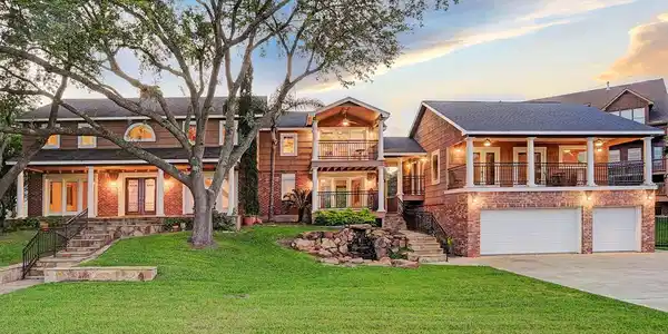 707 Shorewood Drive
