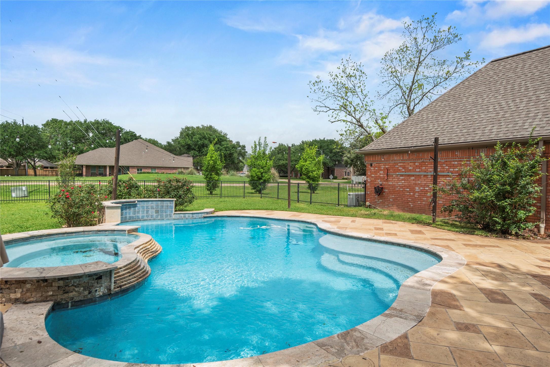 Image 2: Relax and unwind in the spa or enjoy sunny afterno