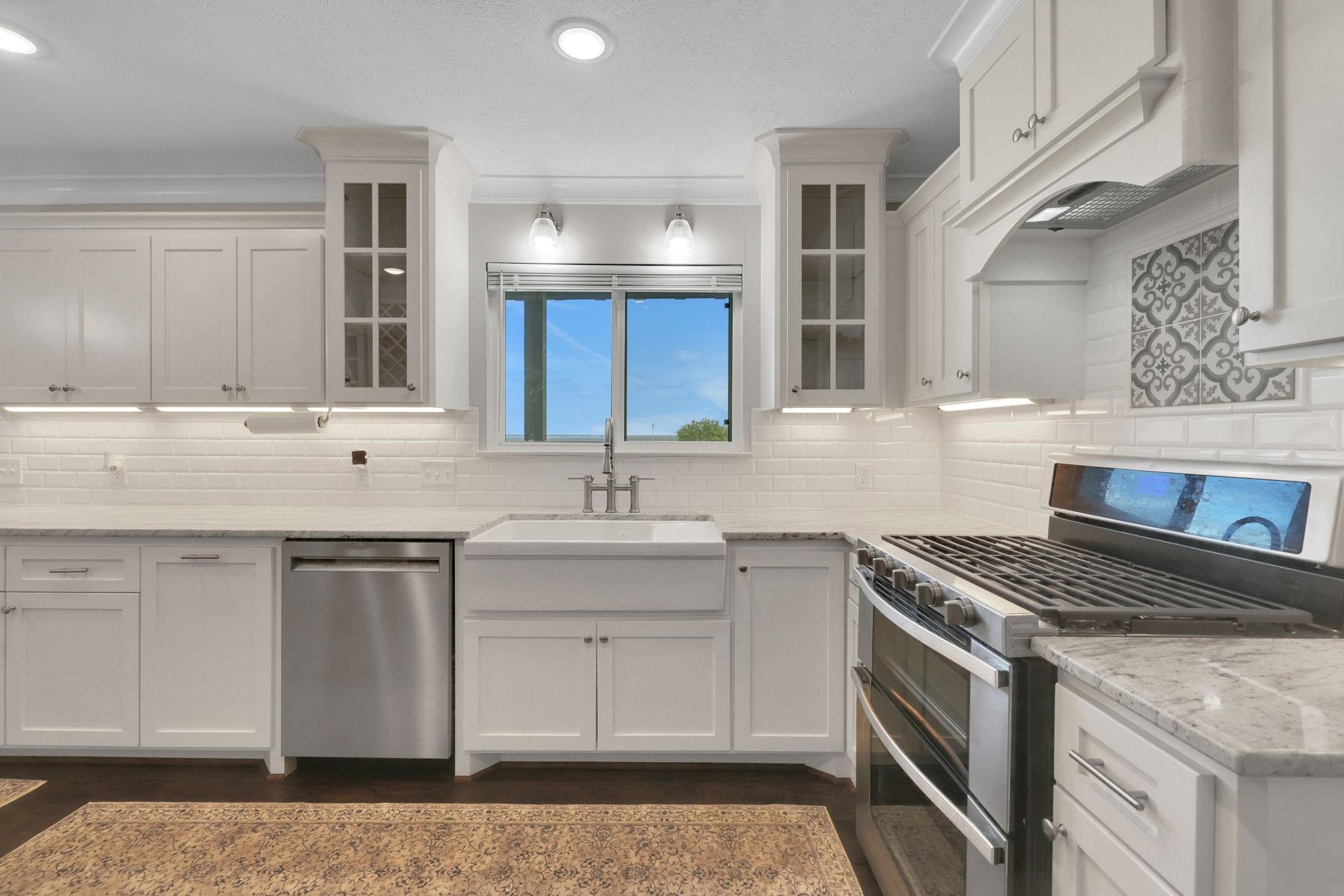 Image 2: Enjoy the water view while in the kitchen.
