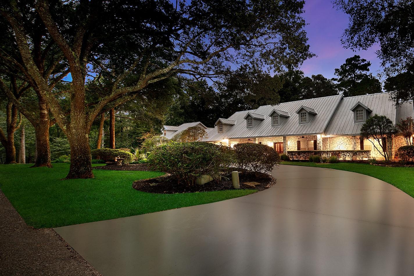 Image 3: Captivating lush grounds, 100 year old oak trees l
