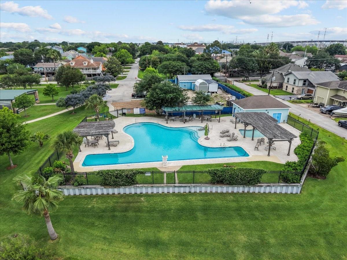 Image 3: Situated behind the well-maintained community pool